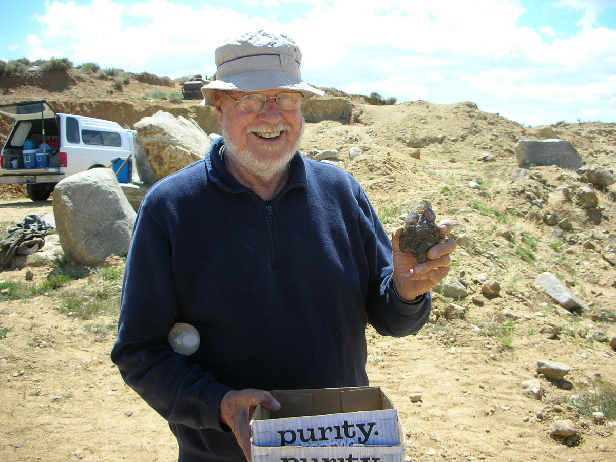 /include/Virtuals/AM5-T2021/AM5images/SFL/Two-people-loving-minerals-2020.jpg