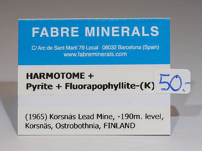 Harmotoma con Pirita y Fluorapophyllita-(K)