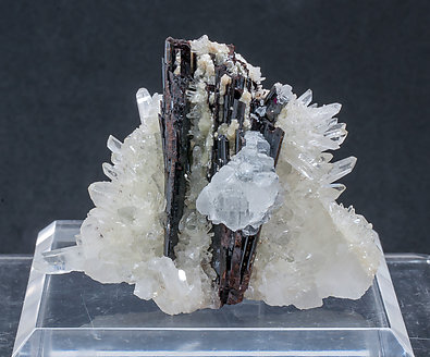 Fluorite on Hbnerite and Quartz