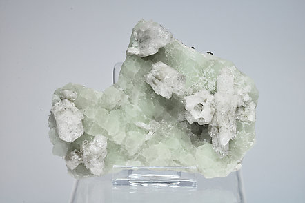 Quartz with Prehnite. 