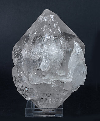 Quartz with hydrocarbon inclusions