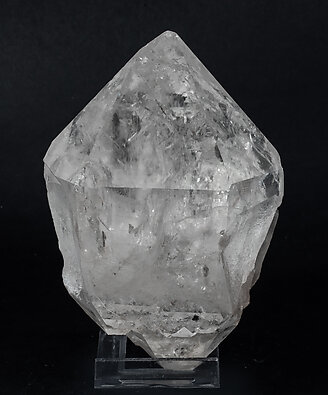 Quartz with hydrocarbon inclusions