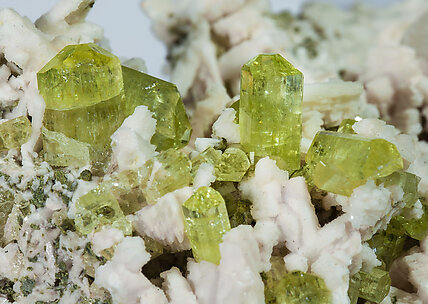 Fluorapatite with Microcline and Calcite