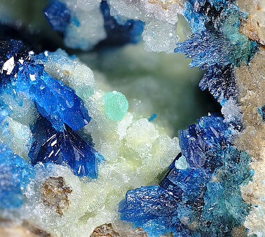 Cuprodongchuanite with Veszelyite, Hemimorphite and Calcite