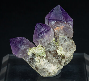 Quartz scepter (variety amethyst)