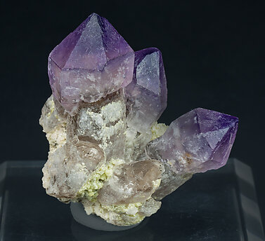 Quartz scepter (variety amethyst). Front