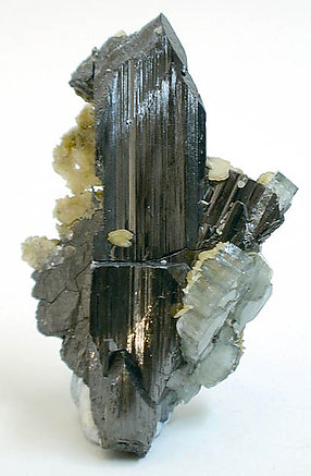 Fluorapatite on Ferberite. Side