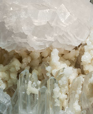 Calcite with Dolomite (perimorphose) and Quartz. 