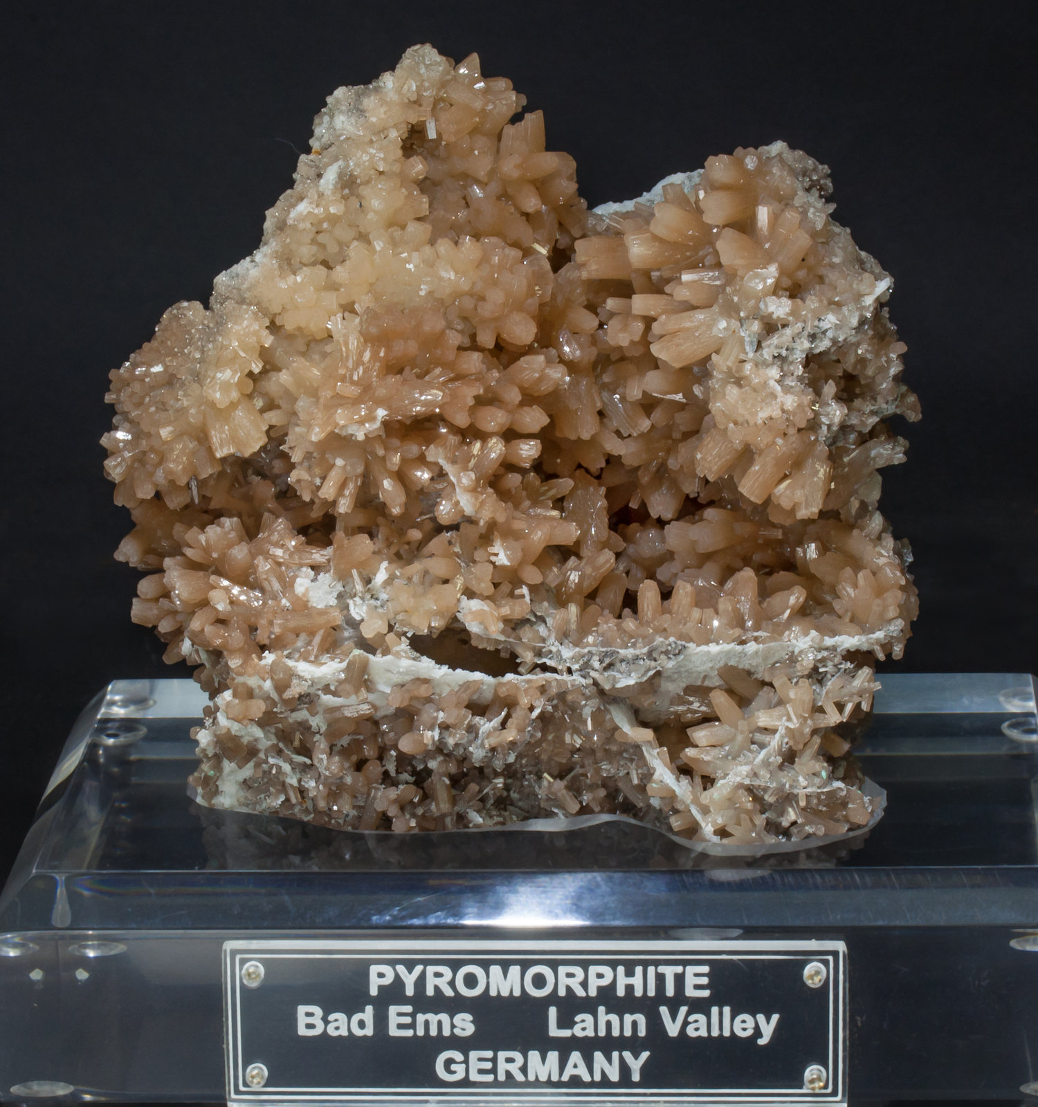 specimens/s_imagesAA8/Pyromorphite-MA56AA8f1.jpg