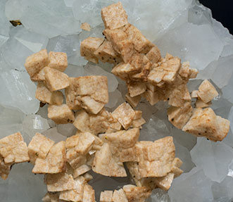 Dolomita en Cuarzo con Calcopirita. 