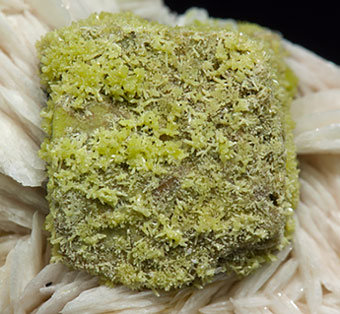 Mimetite coating Galena and with Baryte. 