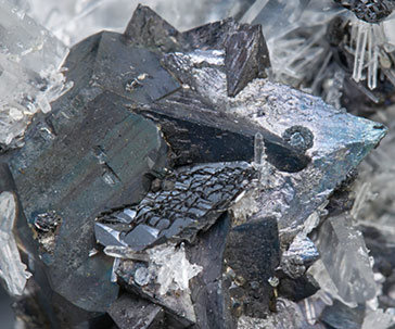 Lautita con Tennantita-Tetrahedrita, H�bnerita, Cuarzo y Pirita. 