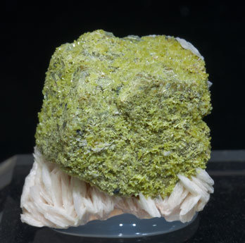 Mimetita recubriendo Galena y en Barita. 