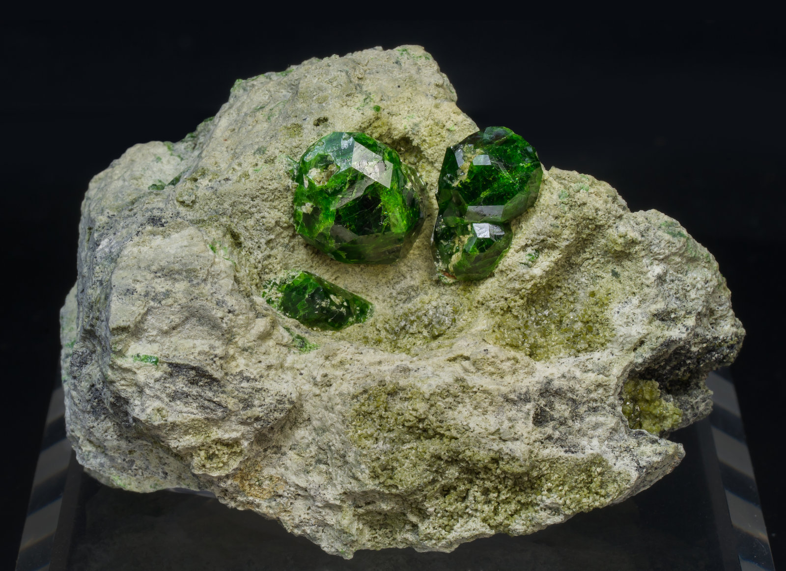 specimens/s_imagesAD5/Andradite_demantoid-TX92AD5f.jpg