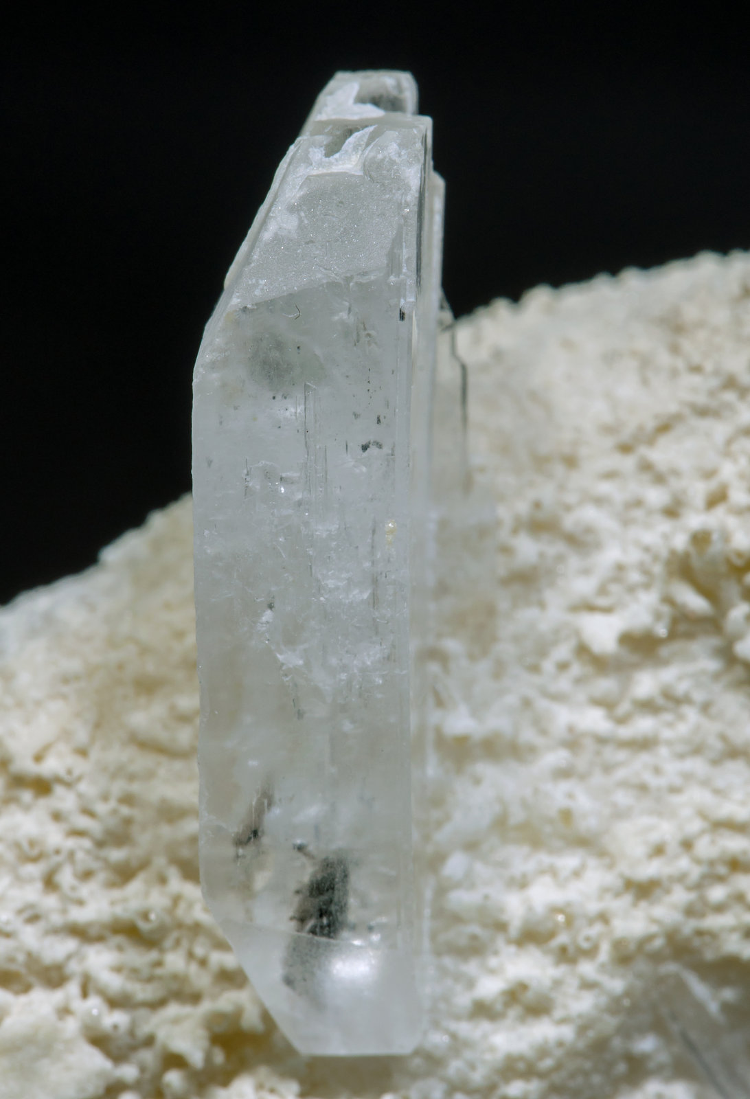 specimens/s_imagesAD5/Hambergite-TM89AD5d1.jpg