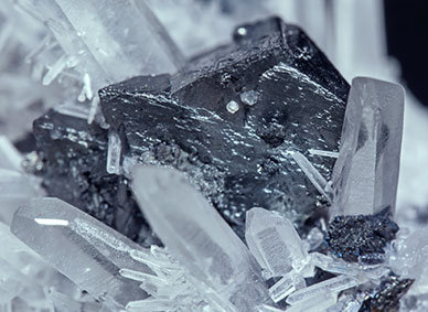 Lautita con Tennantita-Tetrahedrita, Cuarzo (macla de jap�n) y Pirita. 