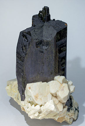 Aegirina maclada con Feldespato y Zirc�n. Vista frontal