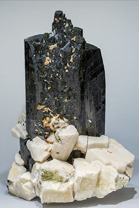 Aegirina maclada con Feldespato y Zirc�n. Vista posterior