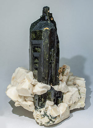 Aegirina maclada con Feldespato y Zirc�n. Vista lateral