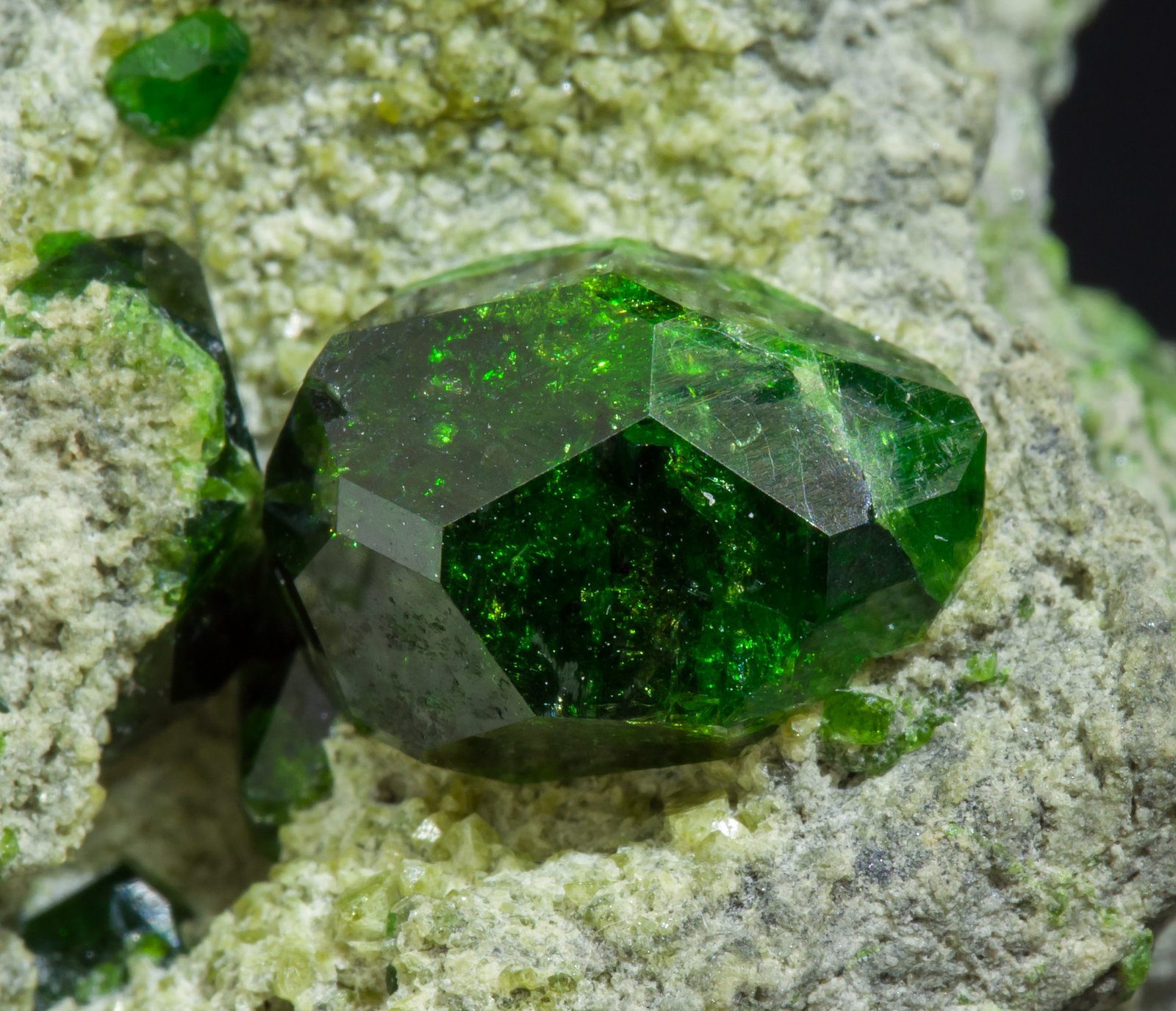 specimens/s_imagesAD9/Andradite_demantoid-TT27AD9d.jpg