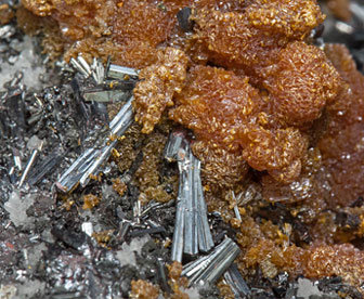 Hutchinsonita con Oropimente y Pirita. 