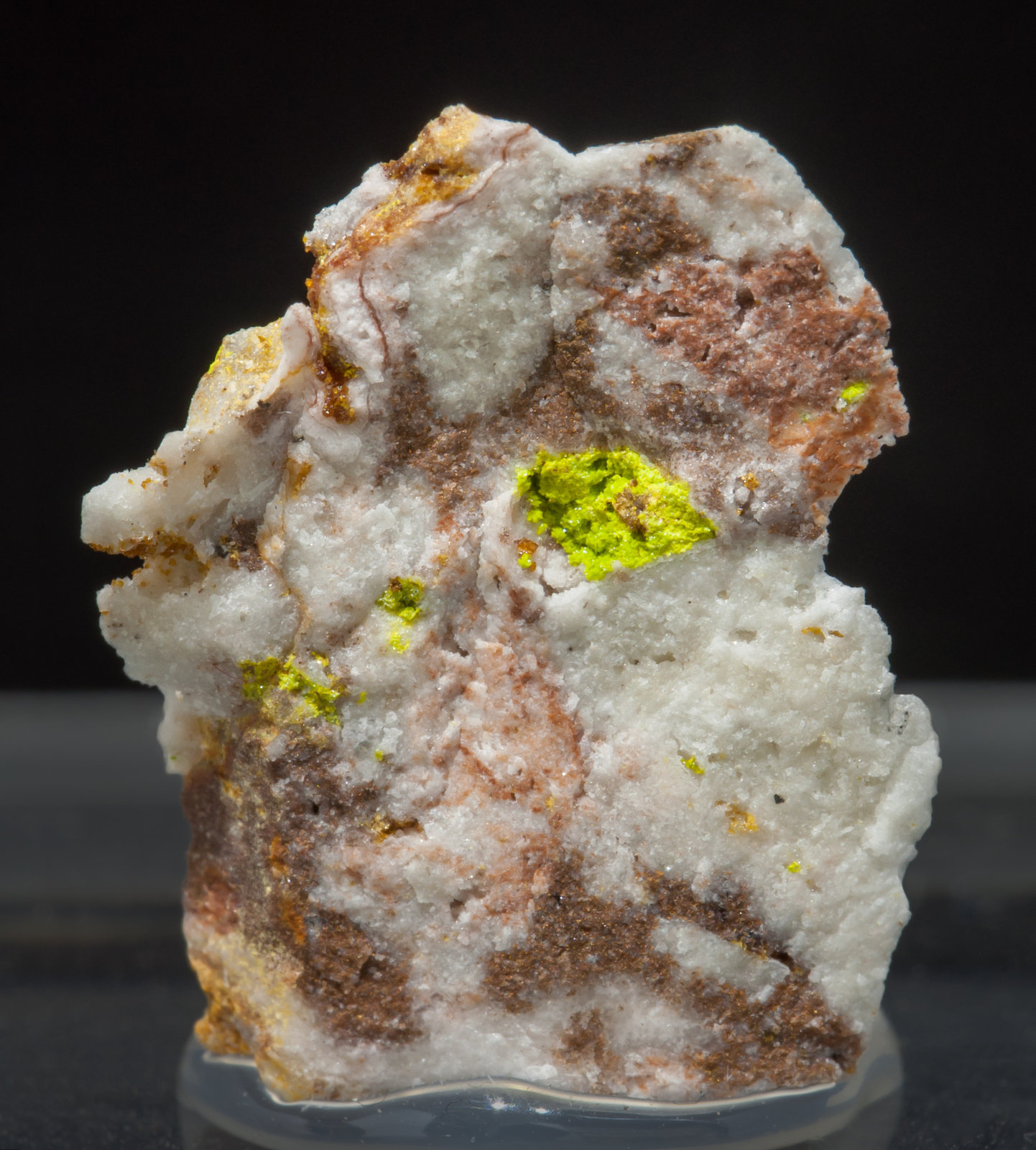 specimens/s_imagesAE3/Rodalquilarite-ND64AE3f.jpg