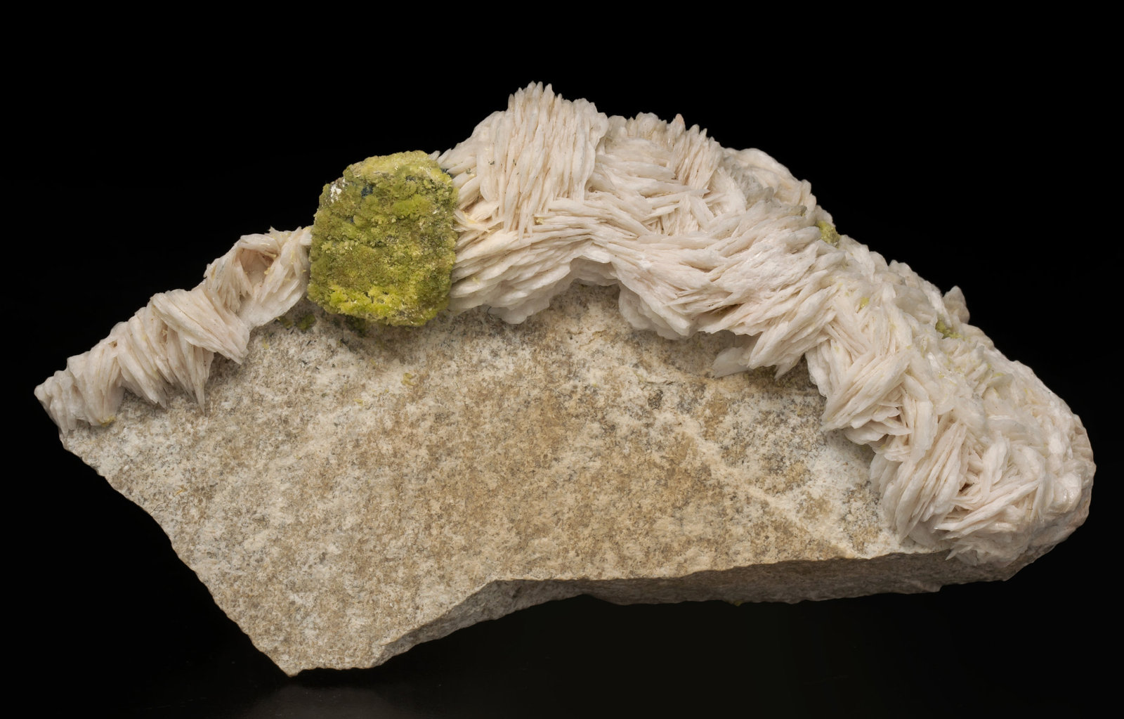 specimens/s_imagesAE7/Mimetite-NC27AE7f.jpg