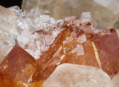 Scheelite with Beryl (variety goshenite) and Muscovite. 