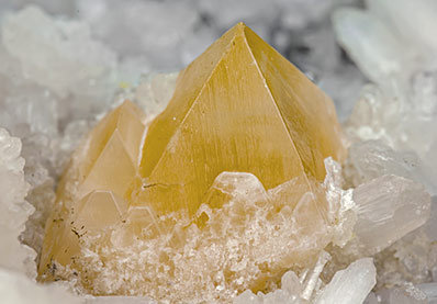 Powellite with Stilbite-Ca, Calcite and Fluorapophyllite-(K). 