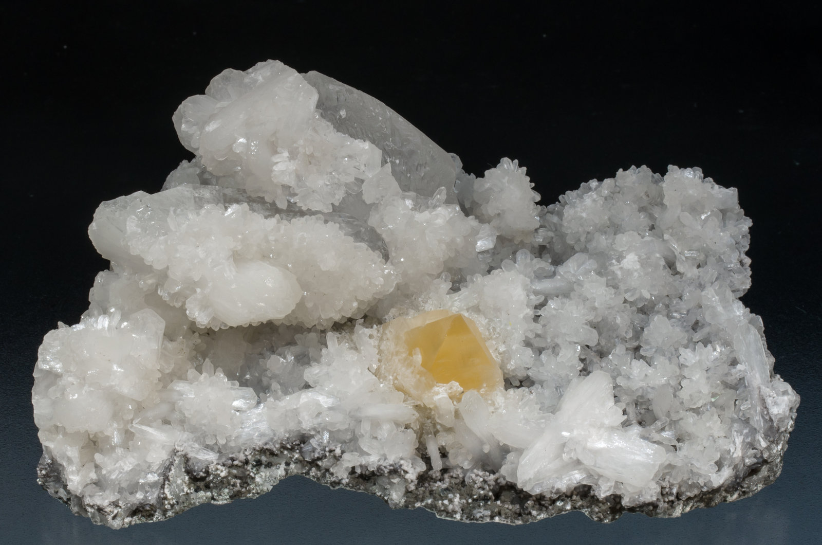 specimens/s_imagesAF9/Powellite-EK92AF9f.jpg