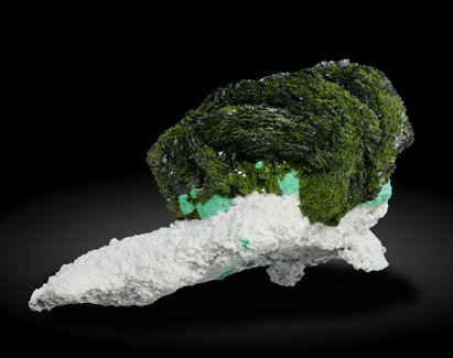 Volborthite with Malachite, Azurite and Dickite. Rear / Photo: Joaquim Call�n