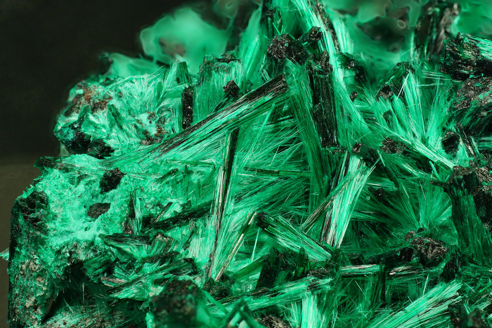 specimens/s_imagesAG2/Brochantite-TA70AG2_03287_d2.jpg