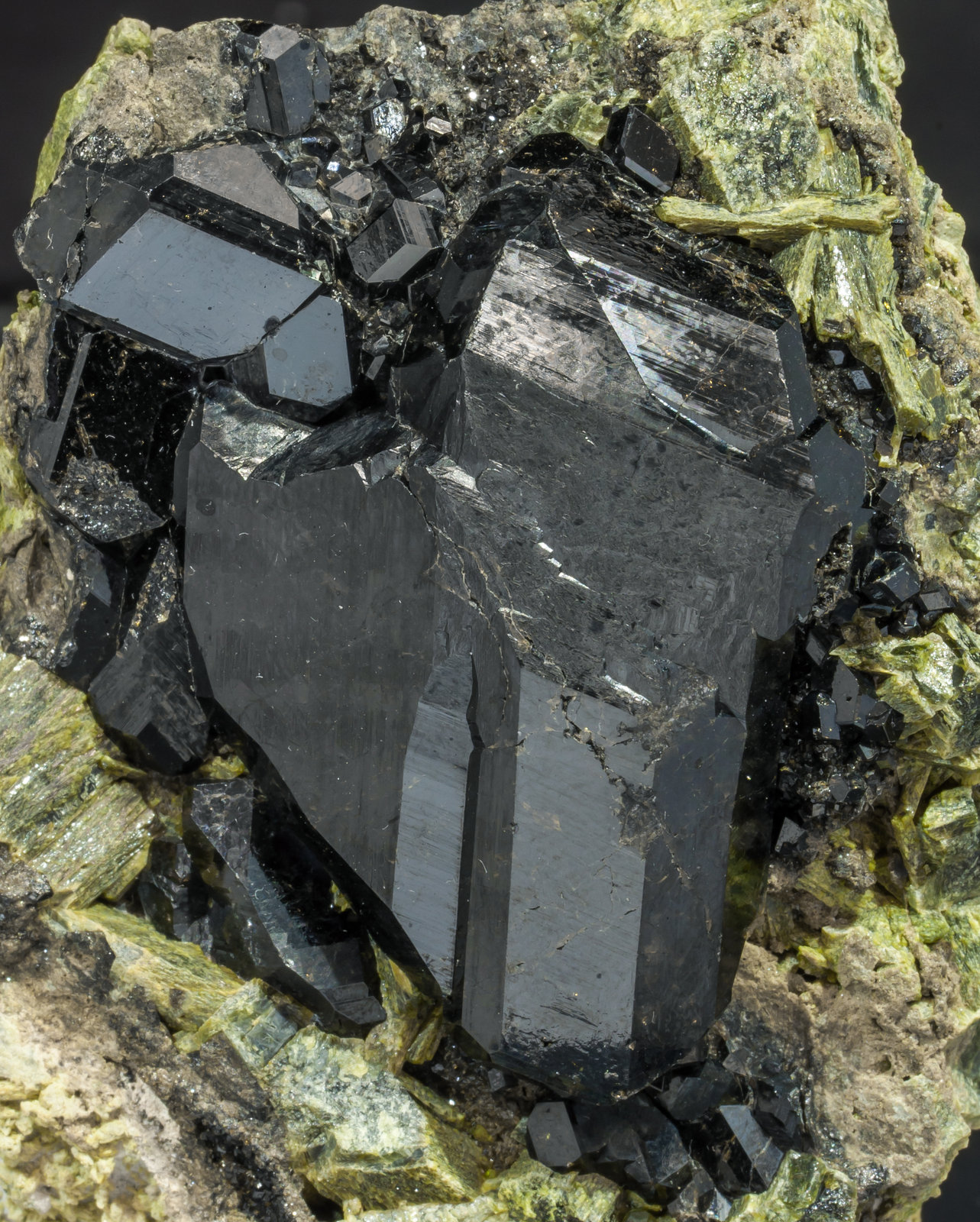 specimens/s_imagesAG9/Andradite-TA77AG9d.jpg