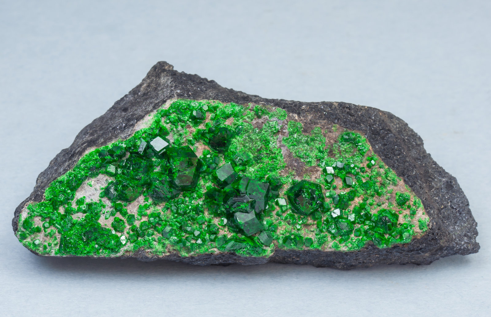 specimens/s_imagesAH0/Uvarovite-MB86AH0f.jpg