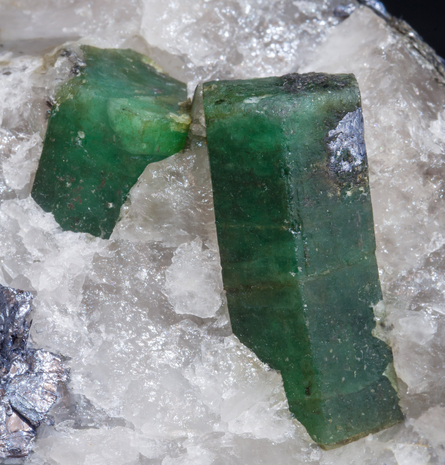 specimens/s_imagesAH4/Beryl_emerald-TQ94AH4d.jpg