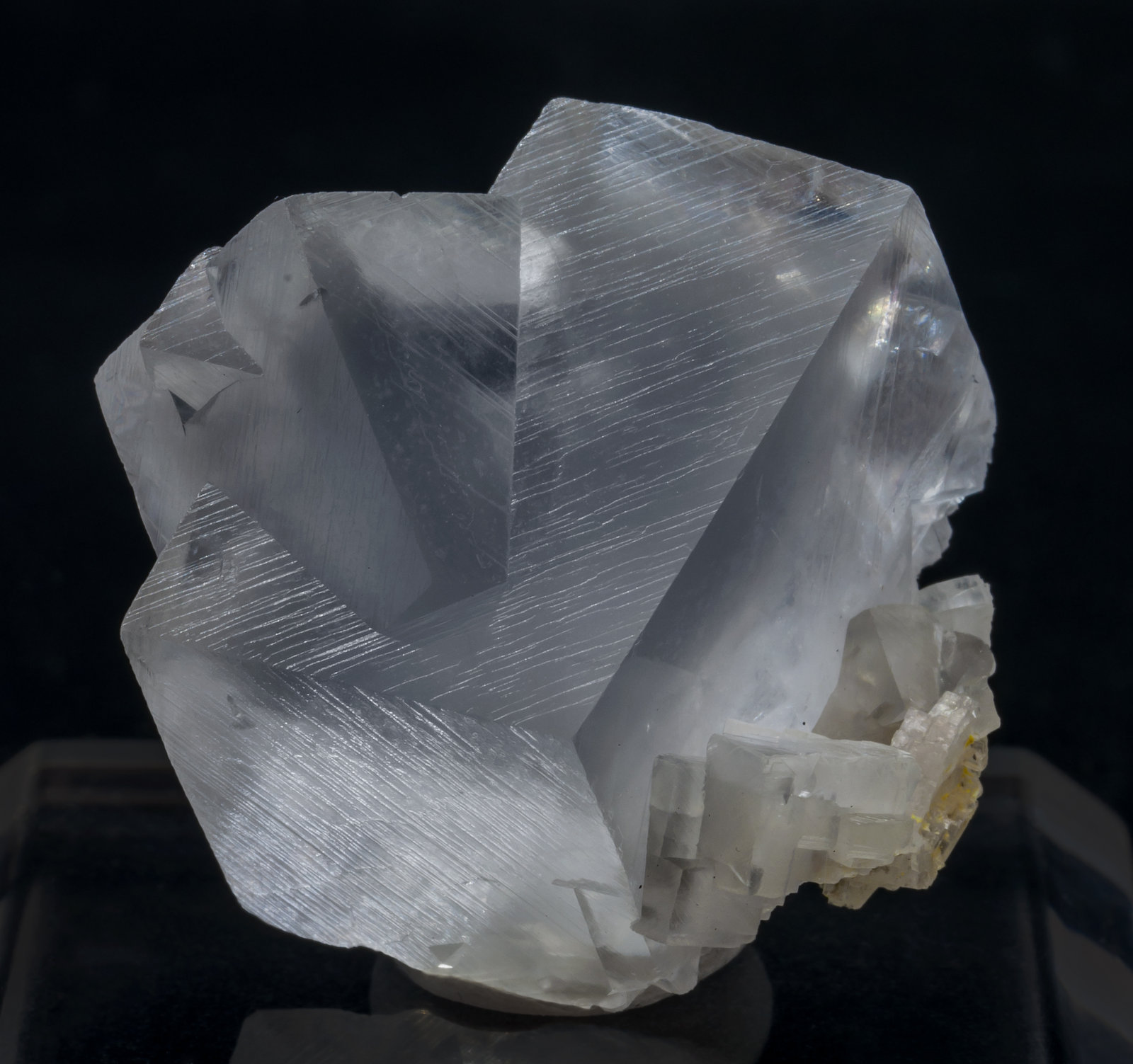 specimens/s_imagesAH6/Dolomite-DH16AH6f2.jpg