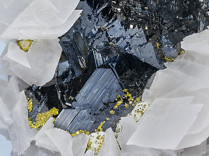 Sphalerite with Calcite and Pyrite. 