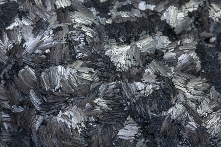 Pyrolusite with Roman�chite. 