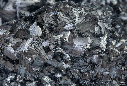 Pyrolusite with Roman�chite. 