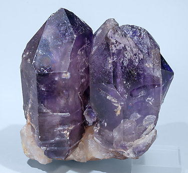 Quartz (variety amethyst) doubly terminated. Rear