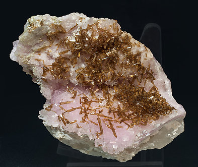 Eosphorite with Quartz (variety rose). 