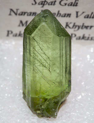 Forsterita (variedad peridoto) con Ludwigita. 