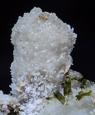 Calcite (variety kanonenspat) with Epidote. 