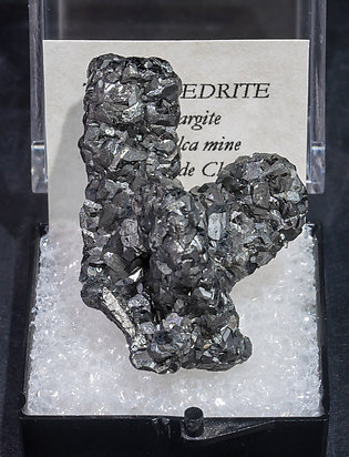 Tetrahedrite-(Zn) coating Enargite. 