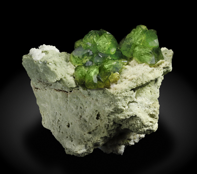 Andradite (variety demantoid) with Calcite. Top / Photo: Joaquim Calln