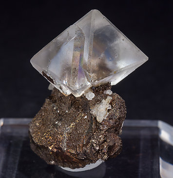 Fluorita octadrica con Pirrotita. Vista lateral