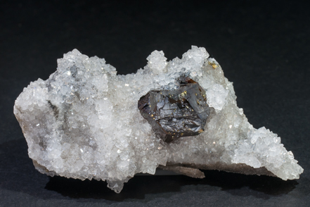 Sphalerite with Quartz. Side