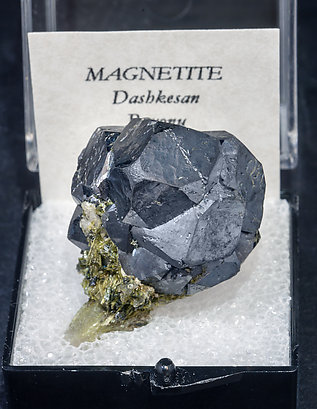 Magnetite with Epidote. Front