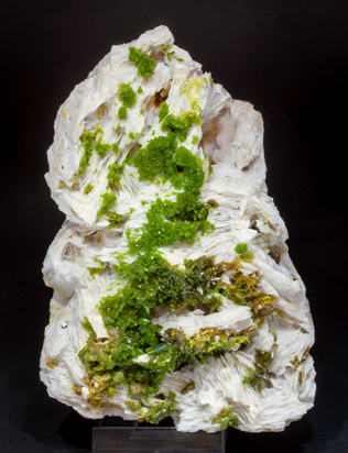 Pyromorphite on Baryte. Front