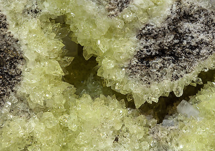 Fluorapophyllite-(K) with Harmotome and Calcite. 